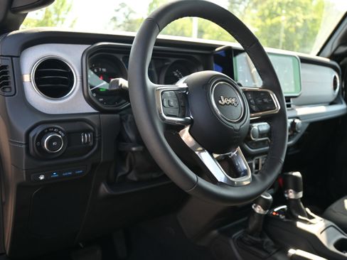 Used 2025 Jeep Wrangler Unlimited Sahara w/ Safety Group AWD/4WD image 13