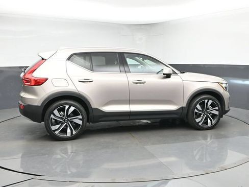 Used 2024 Volvo XC40 B5 Plus w/ Climate Package AWD/4WD image 9