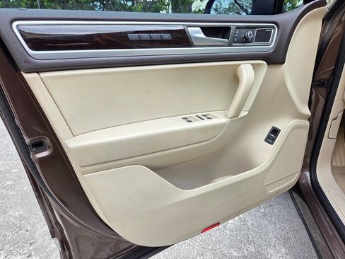 Used 2013 Volkswagen Touareg Executive AWD/4WD image 23