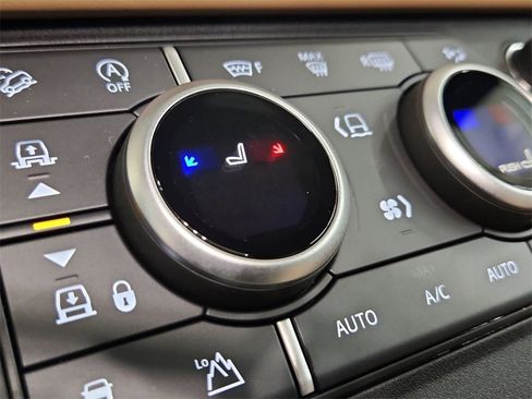 Used 2025 Land Rover Defender 110 S image 35