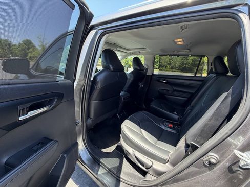 Used 2021 Toyota Highlander XLE FWD image 13