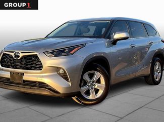 Used 2022 Toyota Highlander LE FWD video 1