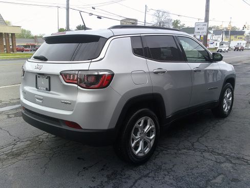 Used 2024 Jeep Compass Latitude AWD/4WD image 5