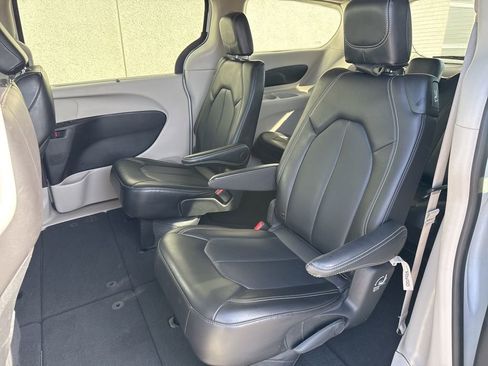 Used 2024 Chrysler Pacifica Touring-L image 23