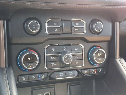 Used 2024 Chevrolet Suburban High Country w/ Advanced Technology Package AWD/4WD image 18