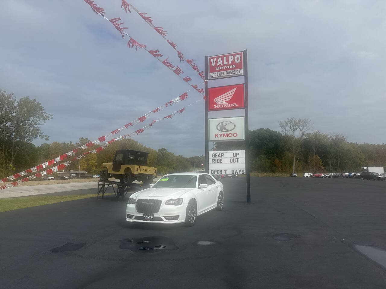 Used 2018 Chrysler 300 S w/ S Model Appearance Package RWD image 5