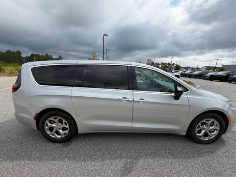 Used 2024 Chrysler Pacifica Limited FWD image 22