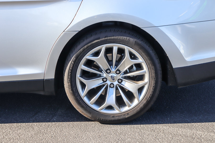 Used 2014 Ford Taurus Limited w/ Equipment Group 301A FWD image 9