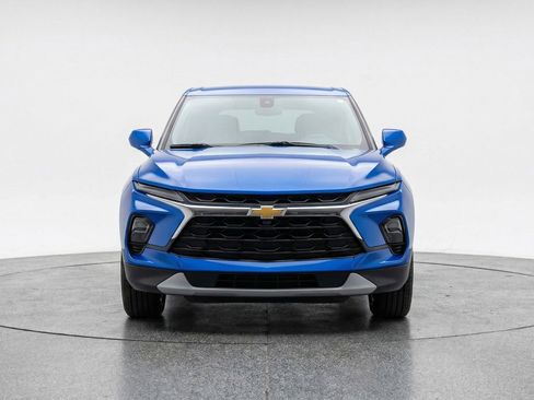 Used 2025 Chevrolet Blazer LT FWD image 2