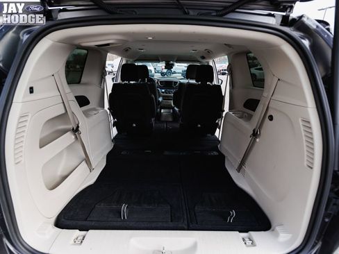Used 2023 Chrysler Voyager LX image 8