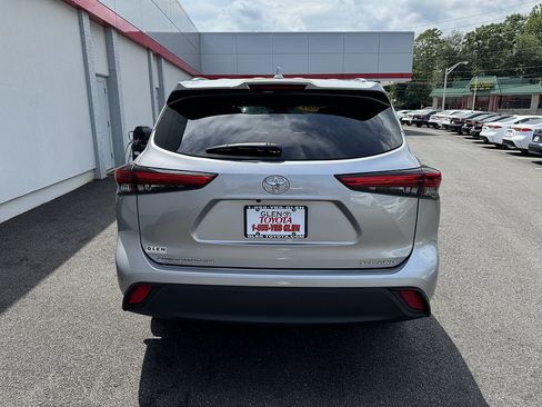 Used 2021 Toyota Highlander XLE AWD/4WD image 6