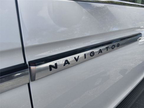 New 2026 Lincoln Navigator L Premier AWD/4WD image 10
