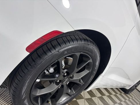 Used 2025 Chrysler Pacifica Limited image 32