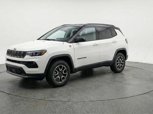 Used 2025 Jeep Compass Trailhawk AWD/4WD image 3