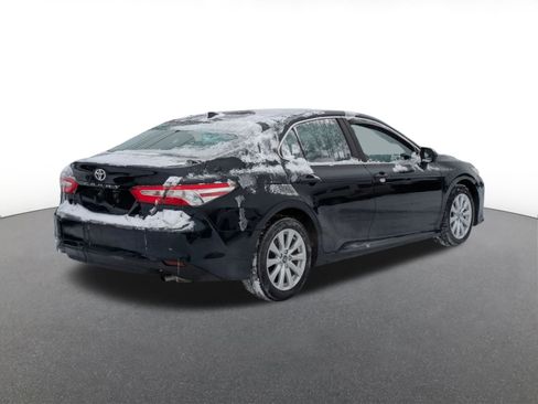 Used 2020 Toyota Camry LE image 3