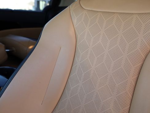 Used 2022 Kia Carnival EX image 30