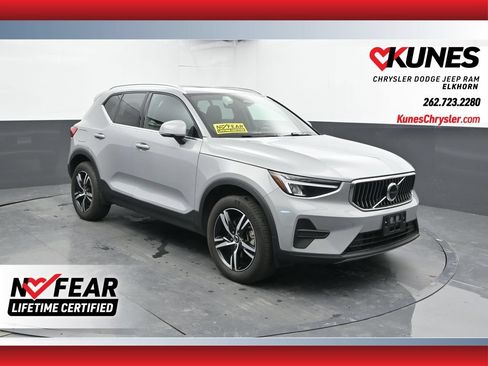 Used 2025 Volvo XC40 B5 Core AWD/4WD image 1
