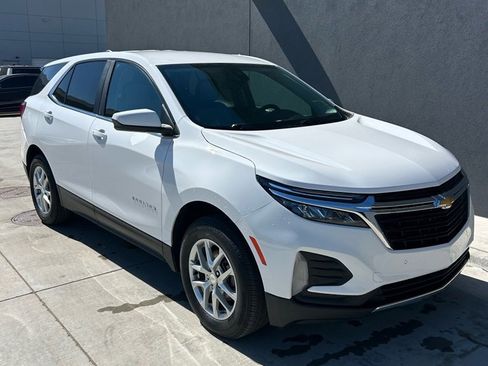 Used 2024 Chevrolet Equinox LT image 2
