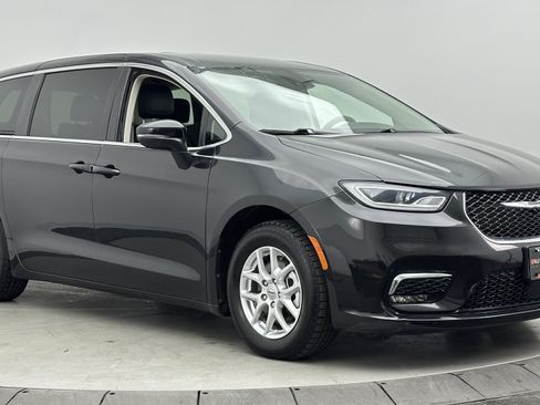 Used 2023 Chrysler Pacifica Touring-L FWD image 3