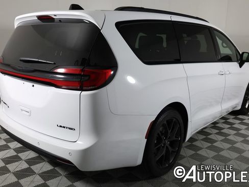 Used 2025 Chrysler Pacifica Limited FWD image 5