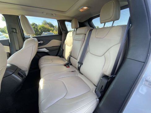 Used 2018 Jeep Cherokee Limited FWD image 13
