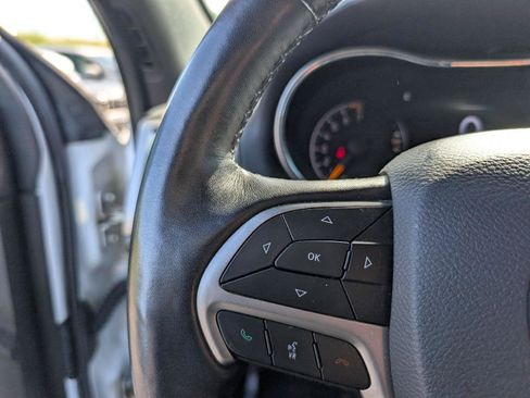 Used 2019 Jeep Grand Cherokee Laredo AWD/4WD image 17