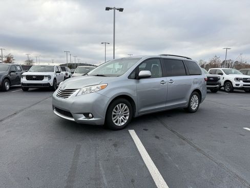 Used 2017 Toyota Sienna XLE image 3