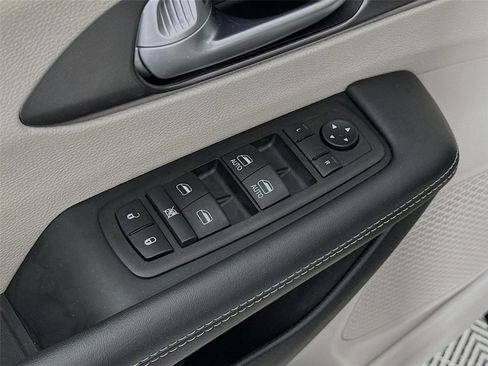 Used 2024 Chrysler Pacifica Touring-L FWD image 20