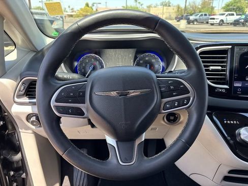 Used 2023 Chrysler Pacifica Touring-L FWD image 28