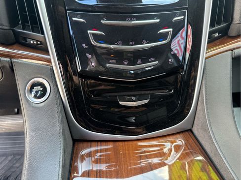 Used 2020 Cadillac Escalade Luxury w/ Escalade Sport Edition AWD/4WD image 28