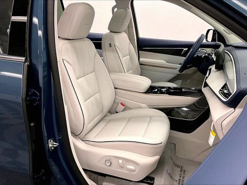 Used 2025 Buick Enclave Avenir w/ Super Cruise Package AWD/4WD image 8