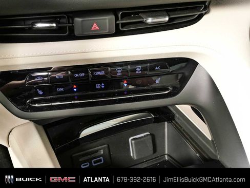 Certified 2022 Buick Envision Essence w/ Technology Package I FWD image 17