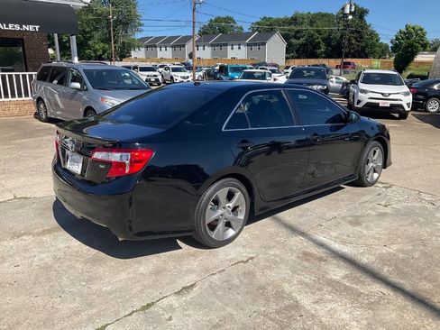 Used 2014 Toyota Camry SE w/ Moonroof Package FWD image 3