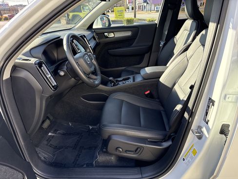 Used 2025 Volvo XC40 B5 Core image 14