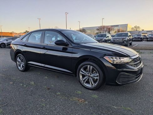 Certified 2024 Volkswagen Jetta SE image 2