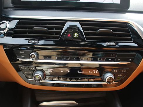 Used 2021 BMW 530e w/ Premium Package image 34