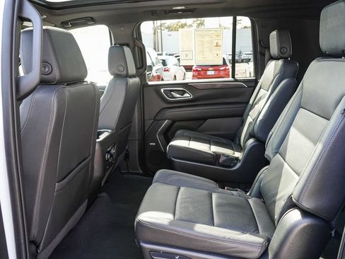 Used 2023 Chevrolet Suburban LT w/ Luxury Package RWD image 18