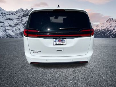 New 2026 Chrysler Pacifica Select