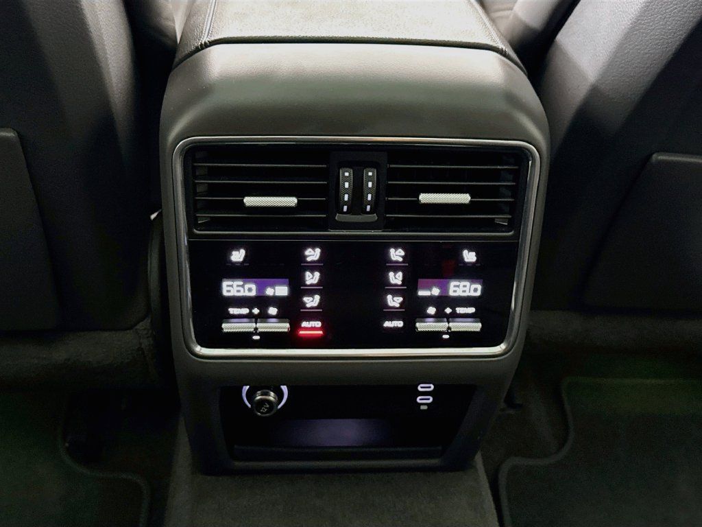 Certified 2023 Porsche Cayenne Platinum Edition AWD/4WD image 27