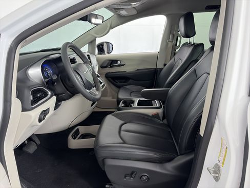 Used 2024 Chrysler Pacifica Touring-L image 6