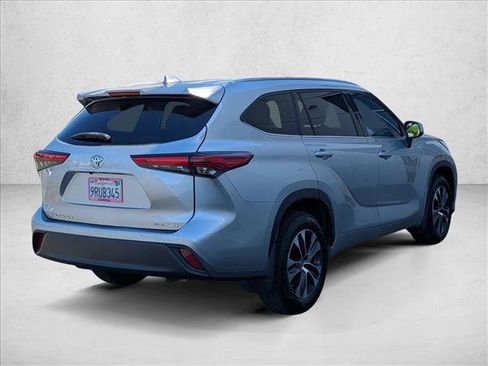 Used 2022 Toyota Highlander XLE AWD/4WD image 5