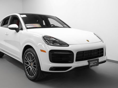 Certified 2022 Porsche Cayenne Platinum Edition image 9
