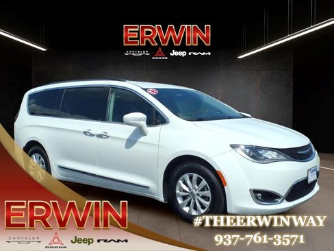 Used 2017 Chrysler Pacifica Touring-L FWD image 1