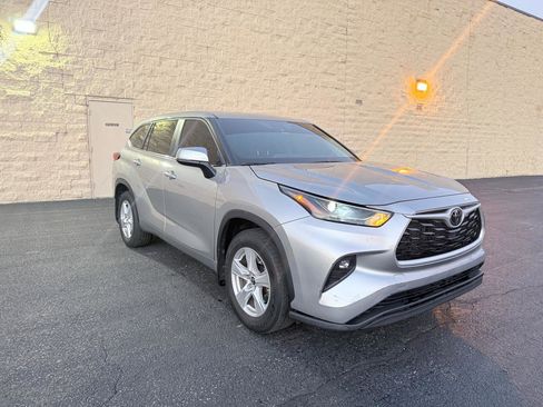 Used 2023 Toyota Highlander LE image 7