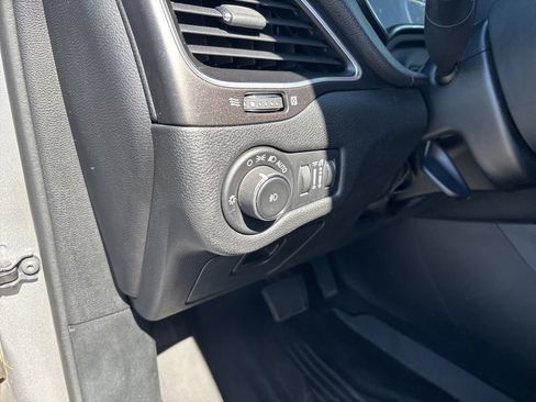 Used 2020 Jeep Cherokee Trailhawk AWD/4WD image 6