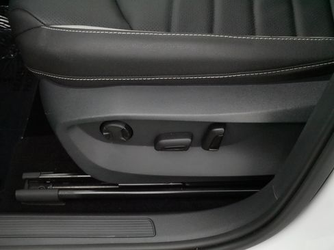 Certified 2025 Volkswagen Taos SEL image 20