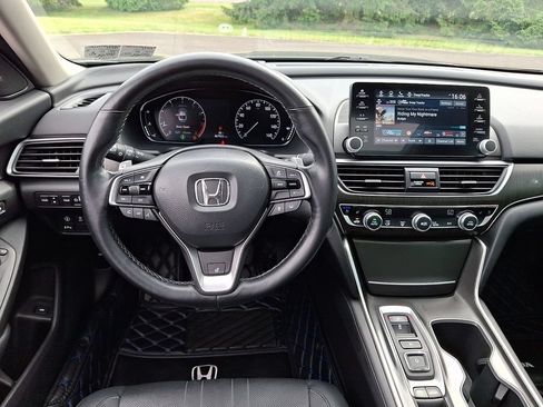Used 2020 Honda Accord Touring image 2