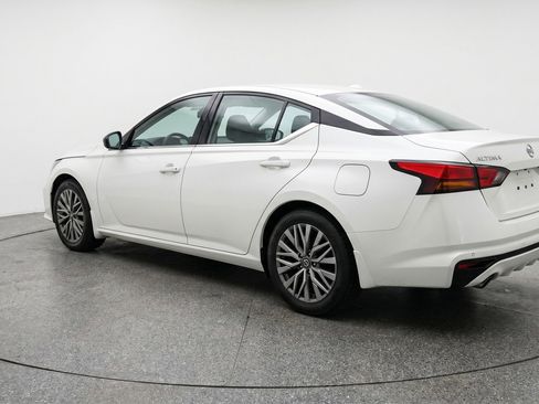 Used 2025 Nissan Altima 2.5 SV FWD image 6