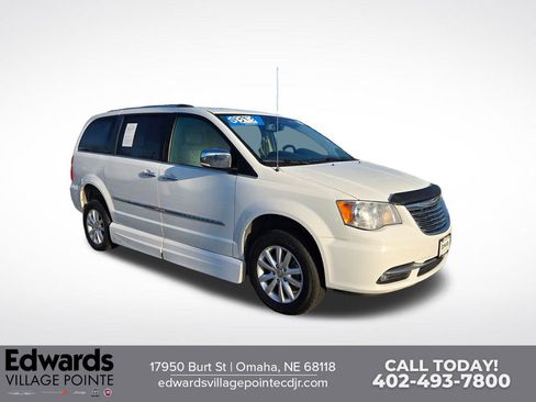 Used 2016 Chrysler Town & Country Limited Platinum image 1