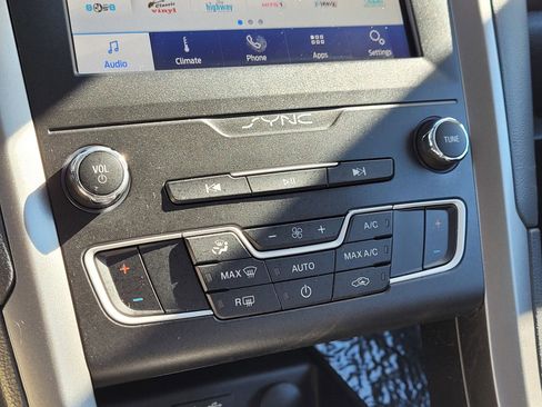 Used 2020 Ford Fusion SE image 25